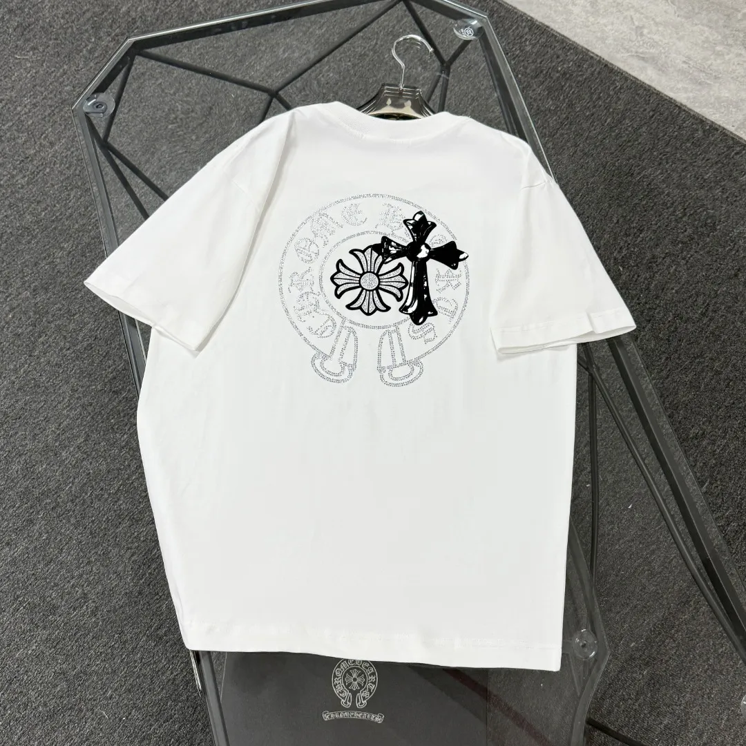 P180 Chrome Hearts 25 high-end versions. The fabric is made of 300 grams of high-density pure cotton. It does not deform or shrink. It has three complete standards. It is the same style for men and women. Technology: imported hot diamond + calendered leather flocking. Color: White Black SIZE: S-XL